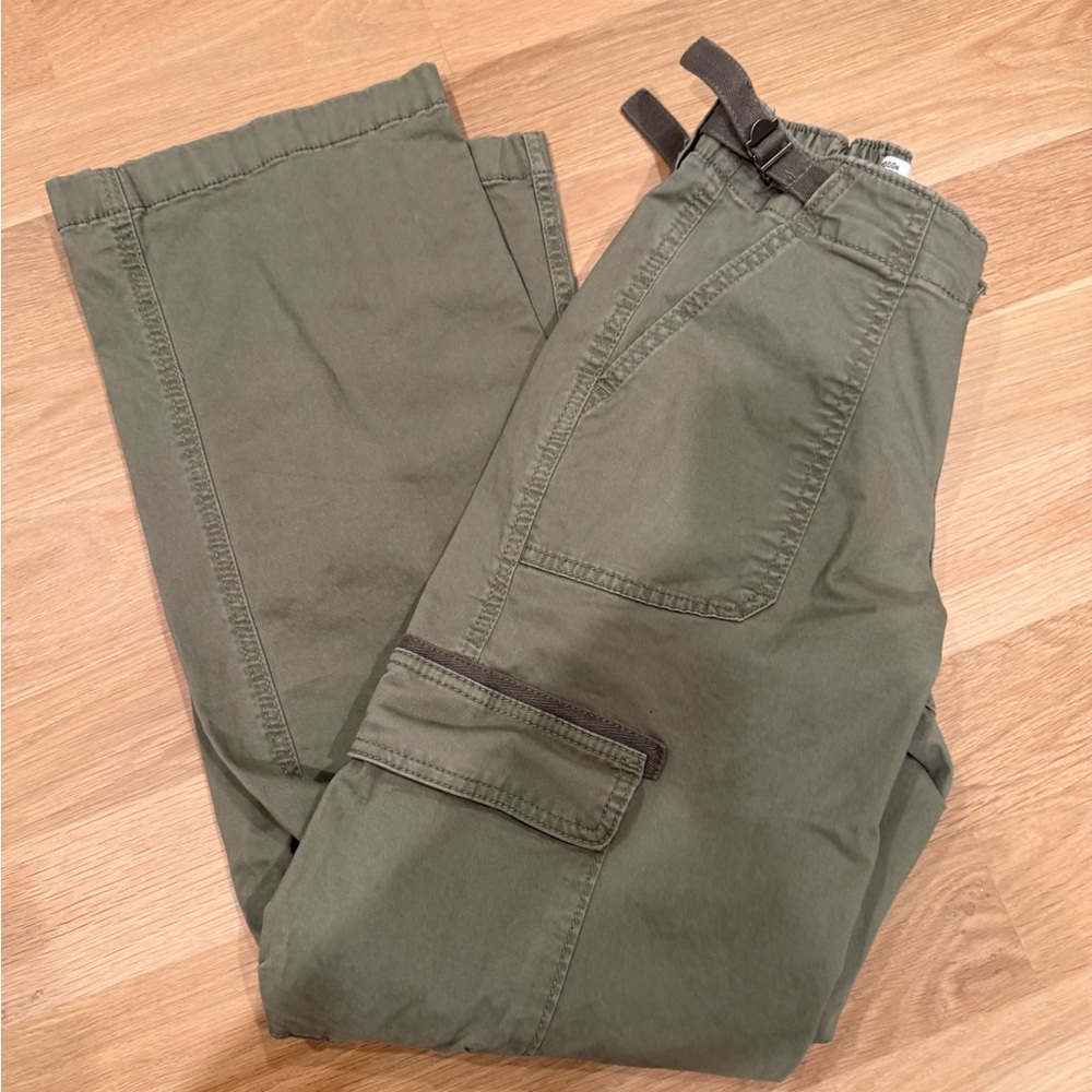 Low rise, baggy women’s cargo pants